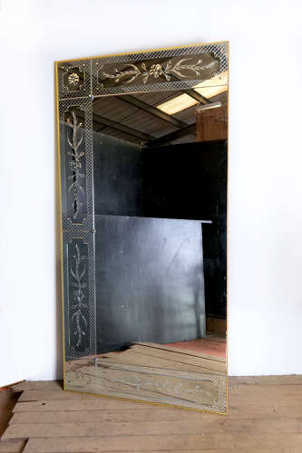 Verre Églomisé Mirror with Chinoiserie scenes